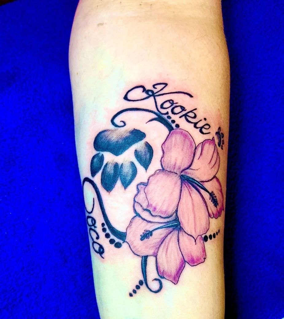 Tattoo Pfote und Hibiskus